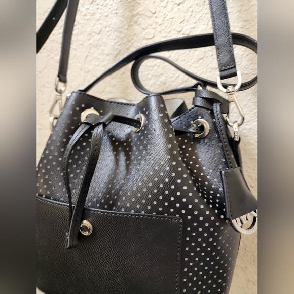 MICHAEL KORS GREENWICH DRAWSTRING/BUCKET BAG MEDIUM ,COLOR BLACK - Picture 7 of 9